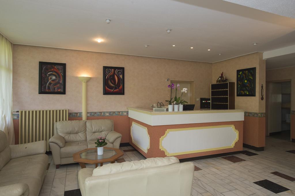 Familia Hotel Balatonboglár Buitenkant foto