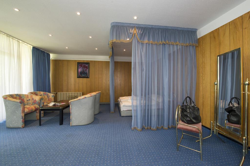 Familia Hotel Balatonboglár Buitenkant foto