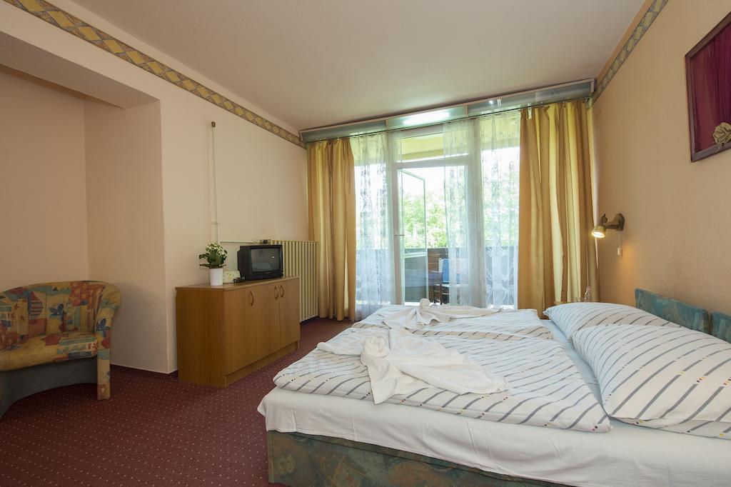 Familia Hotel Balatonboglár Buitenkant foto