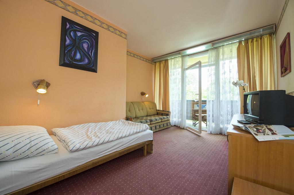 Familia Hotel Balatonboglár Buitenkant foto
