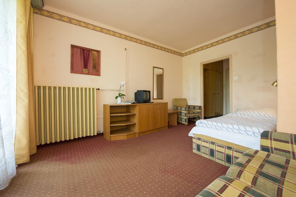 Familia Hotel Balatonboglár Buitenkant foto