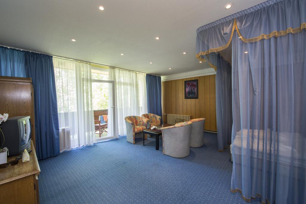 Familia Hotel Balatonboglár Buitenkant foto
