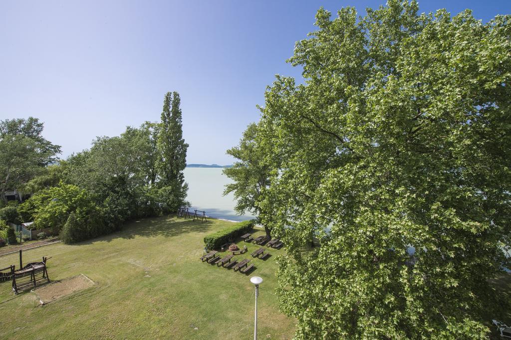 Familia Hotel Balatonboglár Buitenkant foto