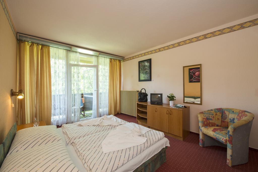 Familia Hotel Balatonboglár Buitenkant foto