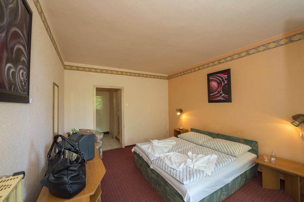 Familia Hotel Balatonboglár Kamer foto